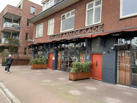 904935 Gezicht op het gesloten café Orloff aan de Kade (Oosterkade 18) te Utrecht, in verband met de maatregelen tegen ...